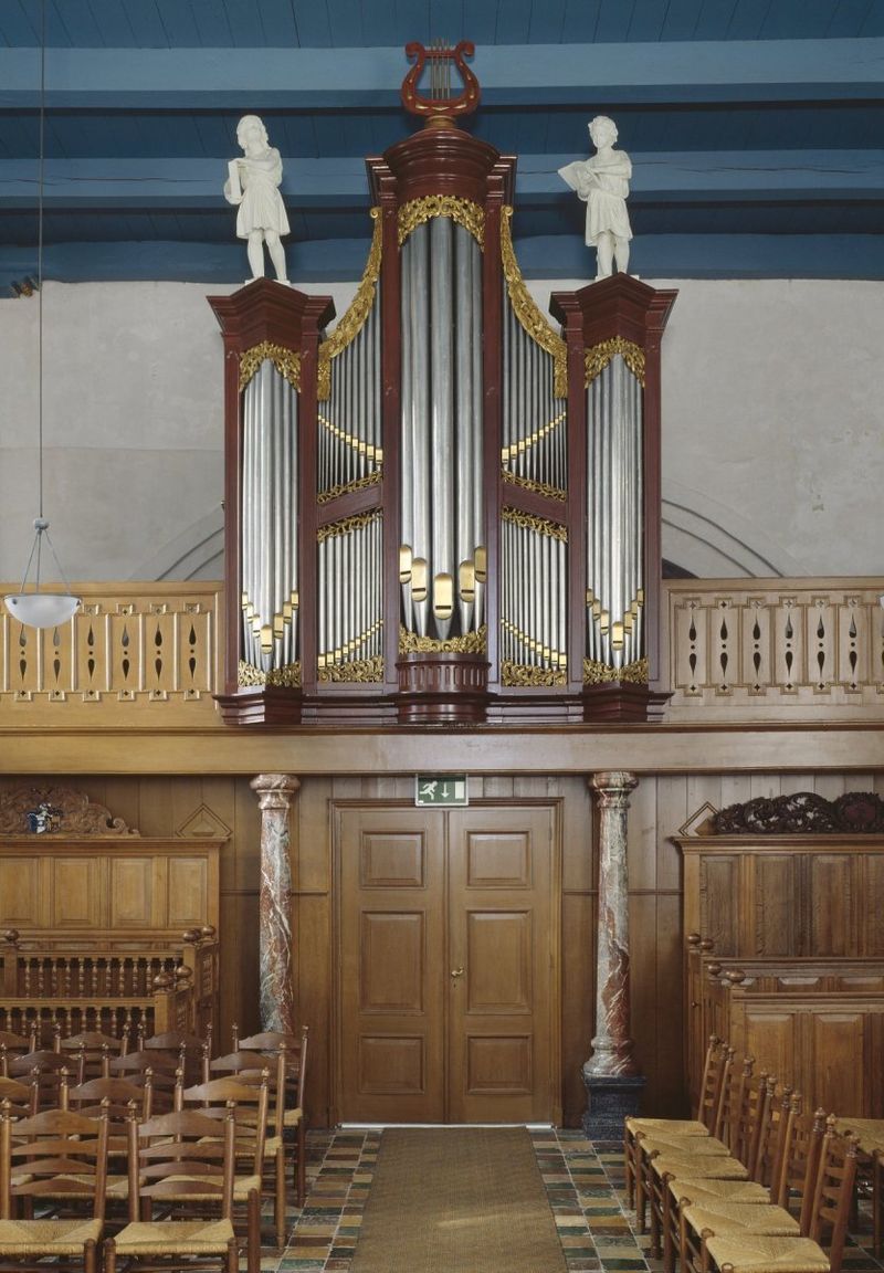 Oksaal met het Van Oeckelen-orgel. 